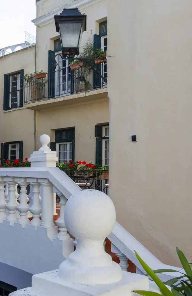 Balustrade blanche et lanterne d'une façade de Tanger