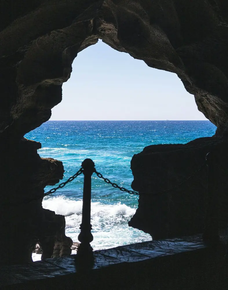 La mer vue depuis les grottes d'Hercule